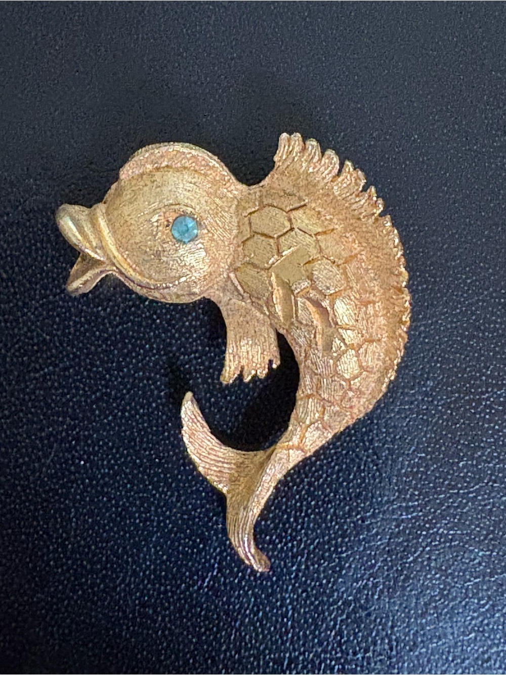 Vintage koi Brilliant Gold Tone Green Eyed Goldfish Brooch Jacket Lapel Pin